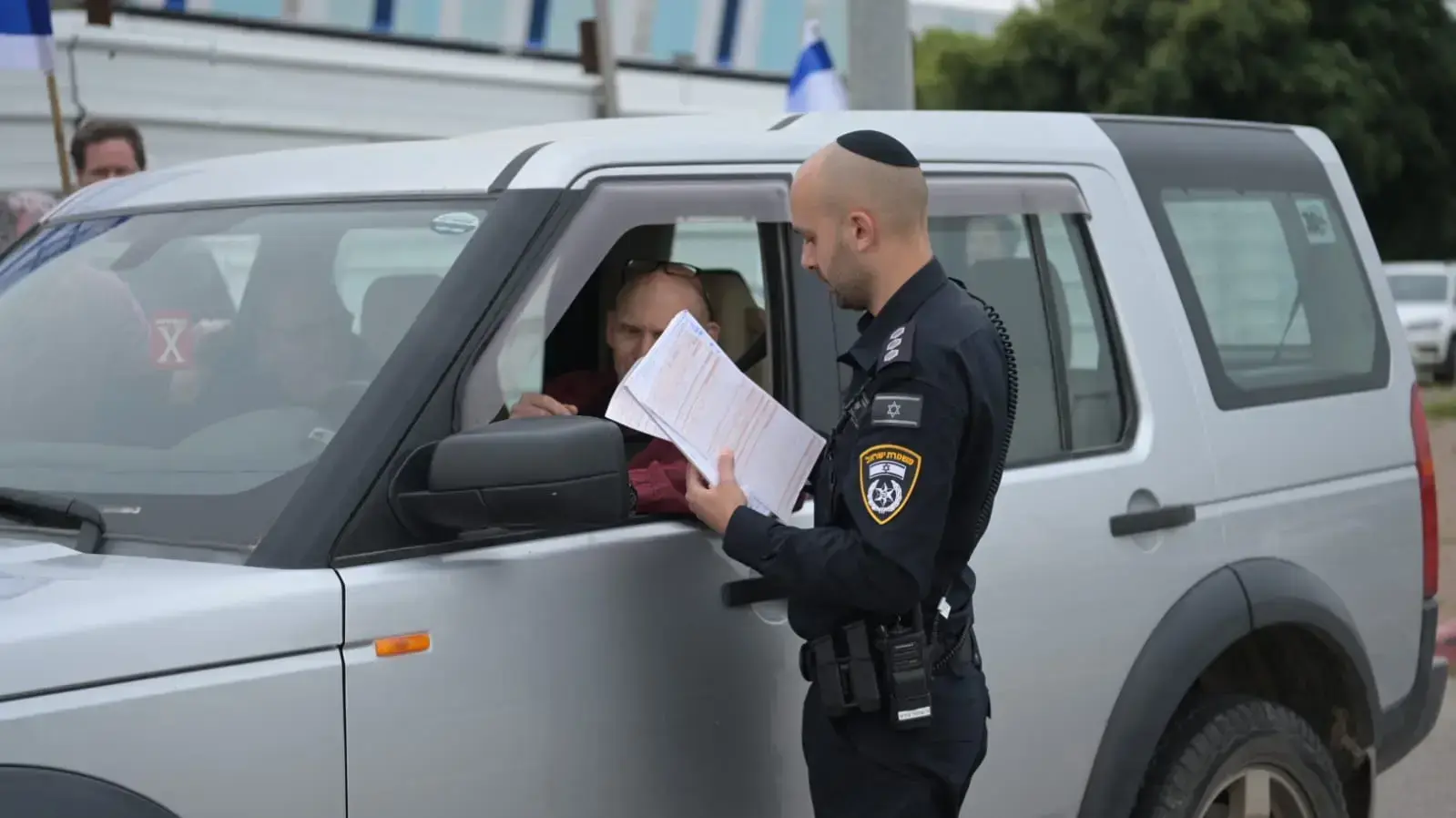 שוטר נותן דוח למפגין שחסם כביש. 23 במרץ 2023 שוטר נותן דוח למפגין שחסם כביש. 23 במרץ 2023