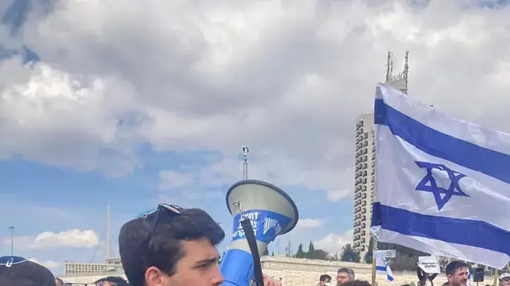 עומר בן אלחנן, יו"ר מועצת תלמידים במחוז תל אביב, בהפגנה
