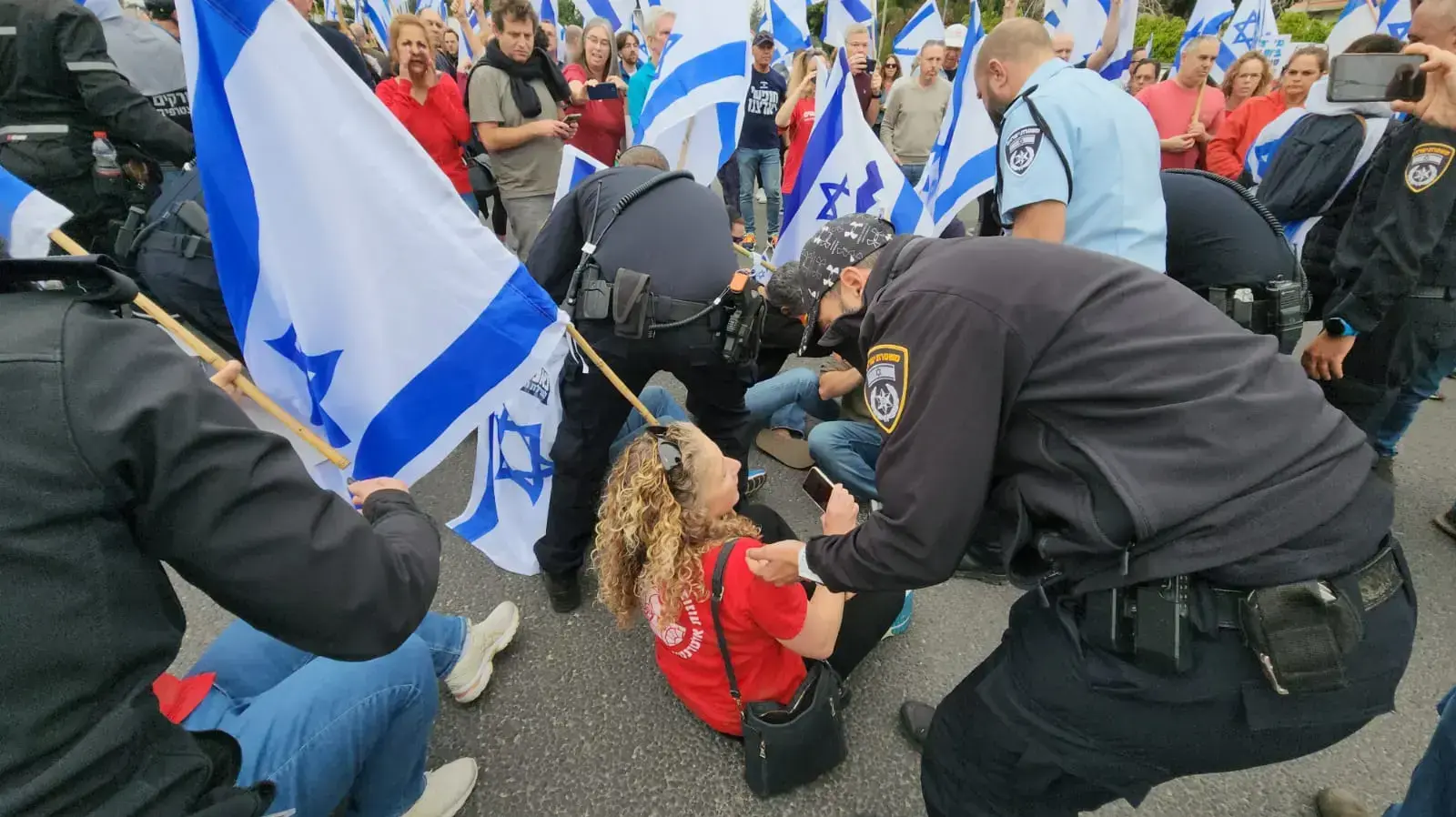 מעצרים במסגרת הפגנה נגד המהפכה המשפטית,רעננה, 23 במרץ 2023 מעצרים במסגרת הפגנה נגד המהפכה המשפטית,רעננה, 23 במרץ 2023