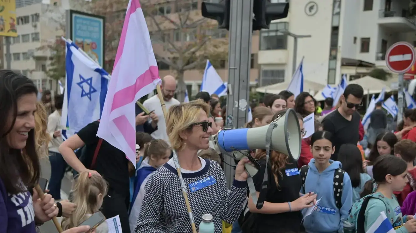 תלמידים והורים, הפגנה נגד המהפכה המשפטית,כיכר הבימה, תל אביב 23 במרץ 2023 תלמידים והורים, הפגנה נגד המהפכה המשפטית,כיכר הבימה, תל אביב 23 במרץ 2023