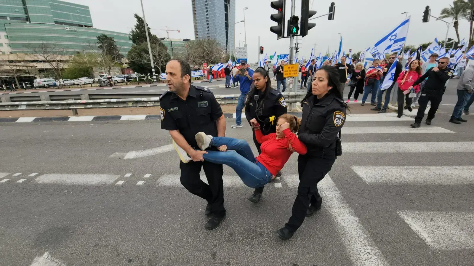 מעצרים במסגרת הפגנה נגד המהפכה המשפטית,רעננה, 23 במרץ 2023 מעצרים במסגרת הפגנה נגד המהפכה המשפטית,רעננה, 23 במרץ 2023