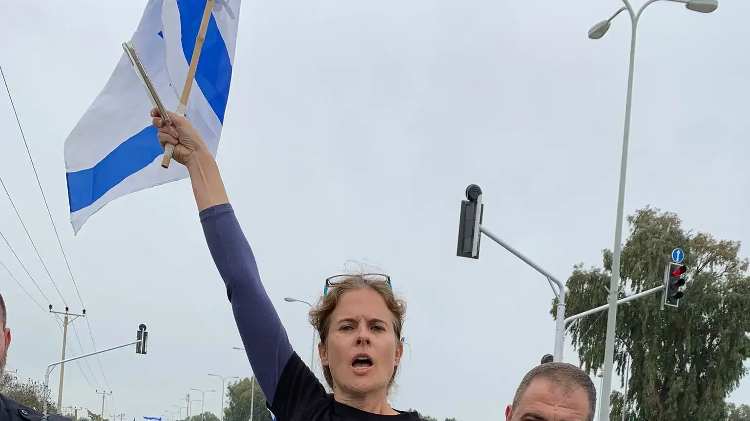 מעצר שקמה ברסלר במסגרת הפגנה נגד המהפכה המשפטית,מול רפאל מכון דוד, 23 במרץ 2023 מעצר שקמה ברסלר במסגרת הפגנה נגד המהפכה המשפטית,מול רפאל מכון דוד, 23 במרץ 2023