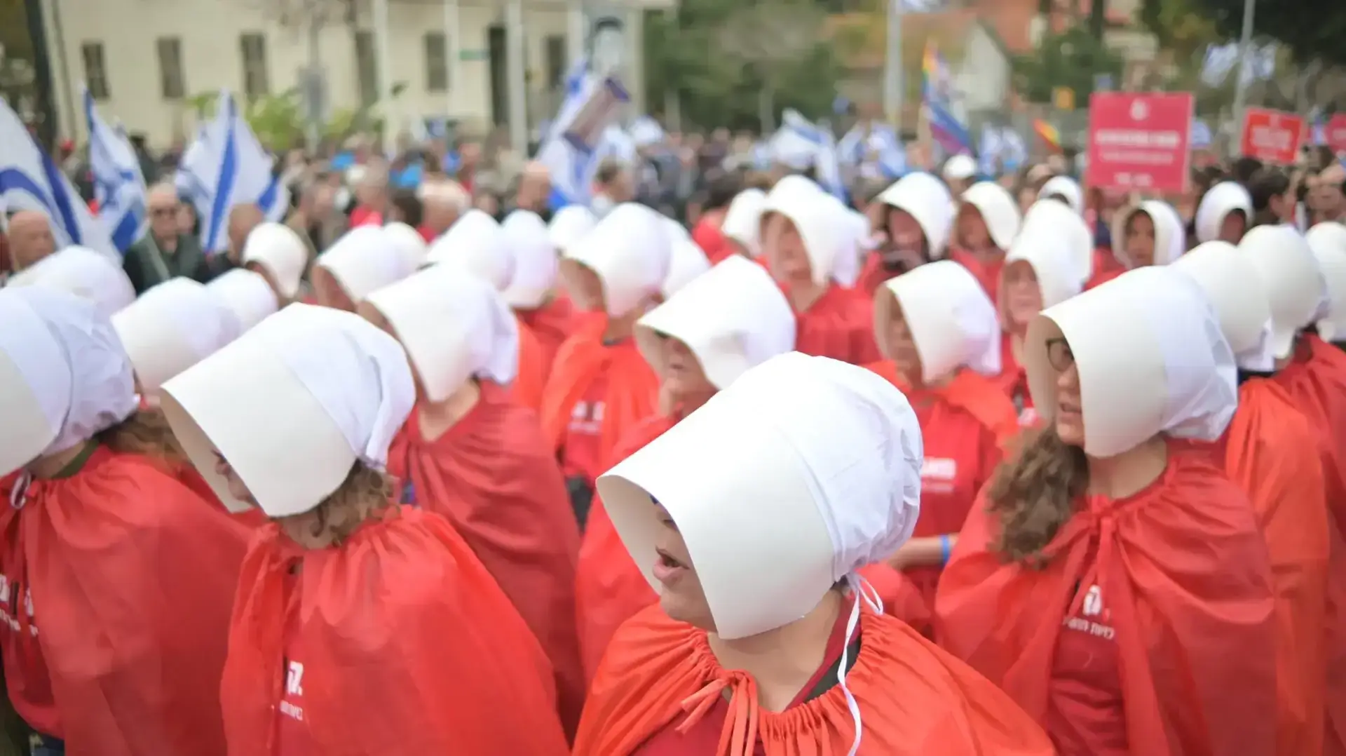 מחאת השפחות במסגרת הפגנה נגד המהפכה המשפטית, שרונה תל אביב, 23 במרץ 2023 מחאת השפחות במסגרת הפגנה נגד המהפכה המשפטית, שרונה תל אביב, 23 במרץ 2023