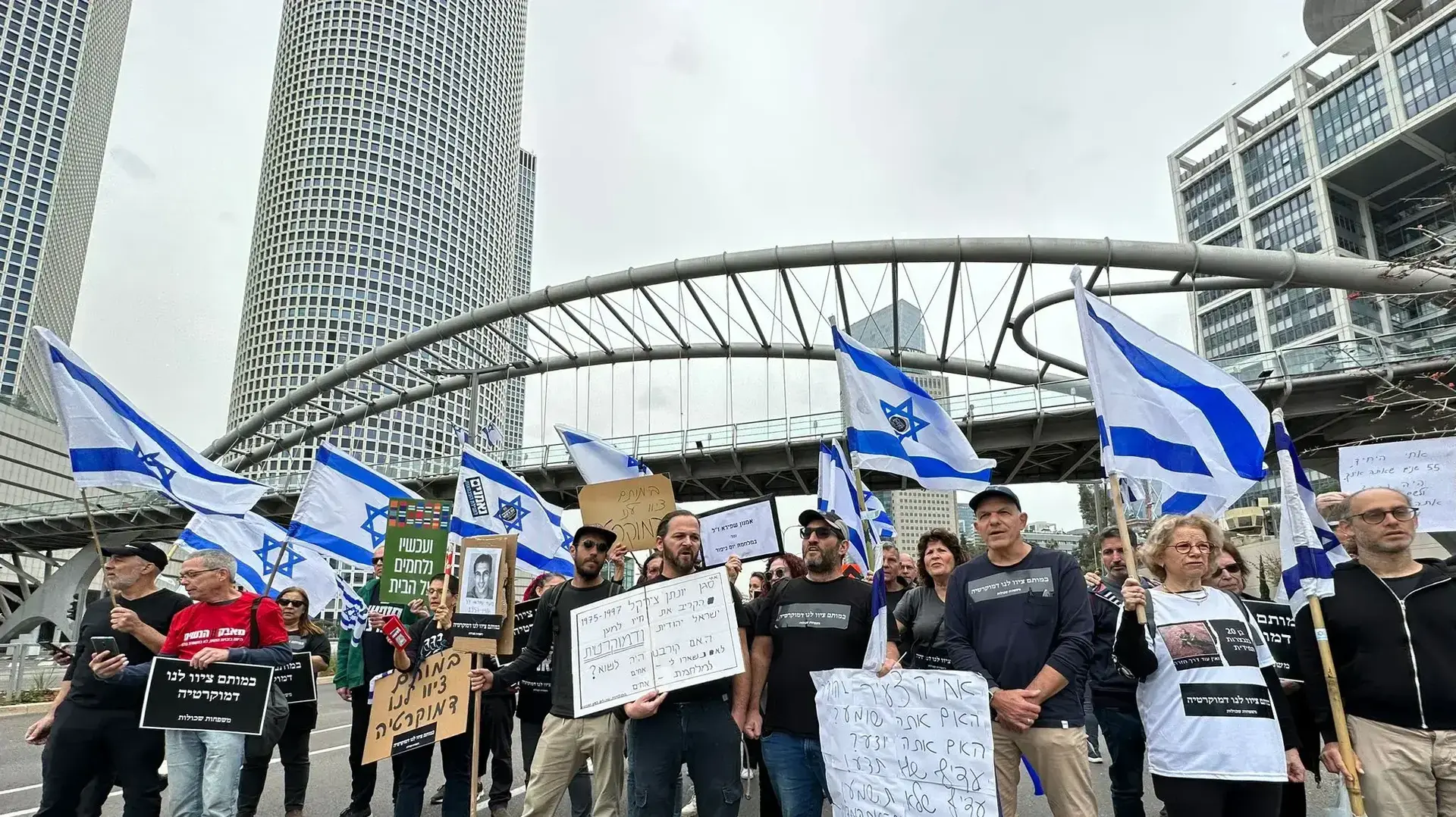 מחאת המשפחות השכולות במסגרת הפגנה נגד המהפכה המשפטית, מול שער בגין, הקריה תל אביב, 23 במרץ 2023 מחאת המשפחות השכולות במסגרת הפגנה נגד המהפכה המשפטית, מול שער בגין, הקריה תל אביב, 23 במרץ 2023