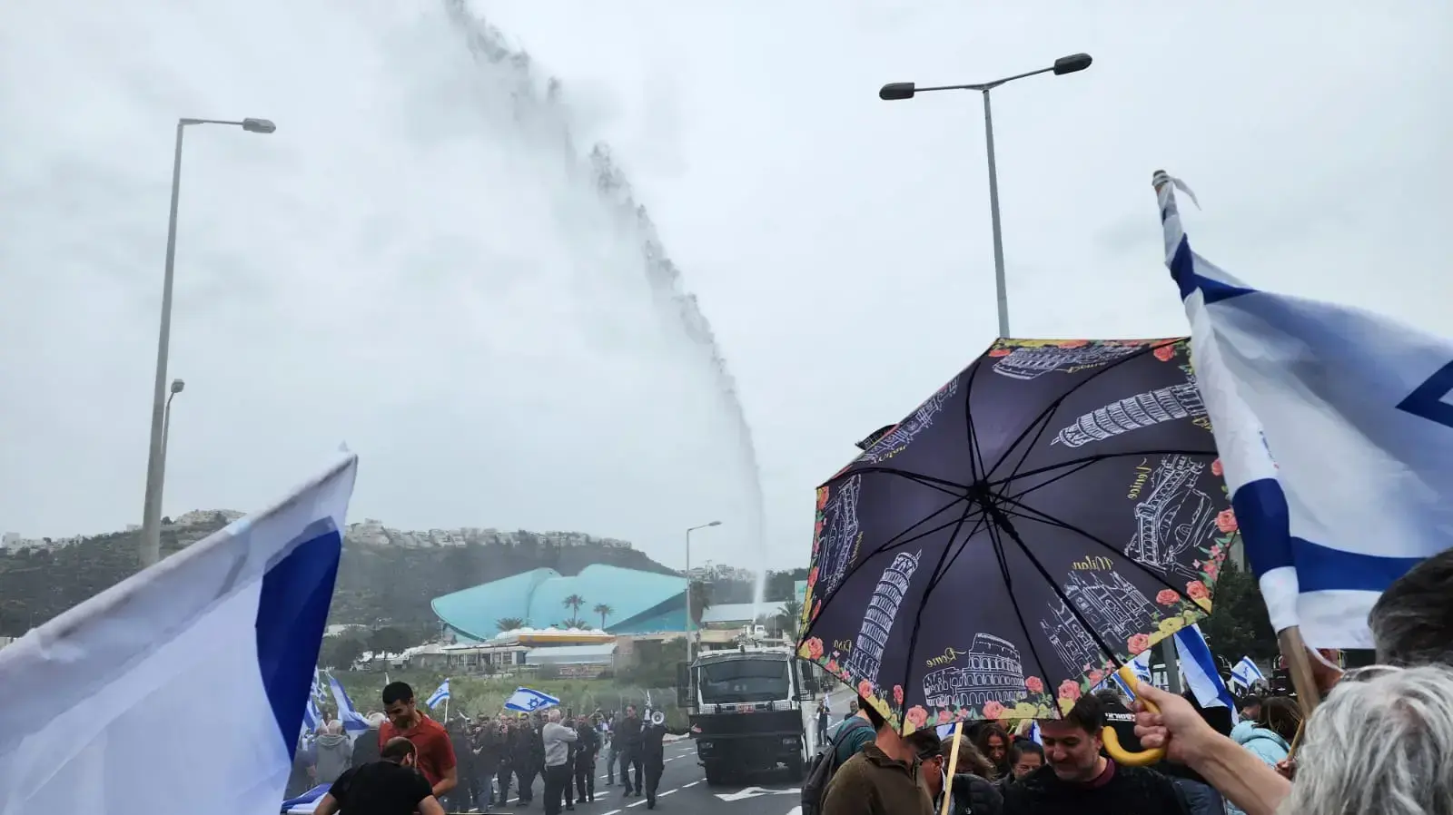 הפעלת מכתזית במסגרת הפגנה נגד המחאה המשפטית, צומת מת"ם חיפה, 23 במרץ 2023 הפעלת מכתזית במסגרת הפגנה נגד המחאה המשפטית, צומת מת"ם חיפה, 23 במרץ 2023