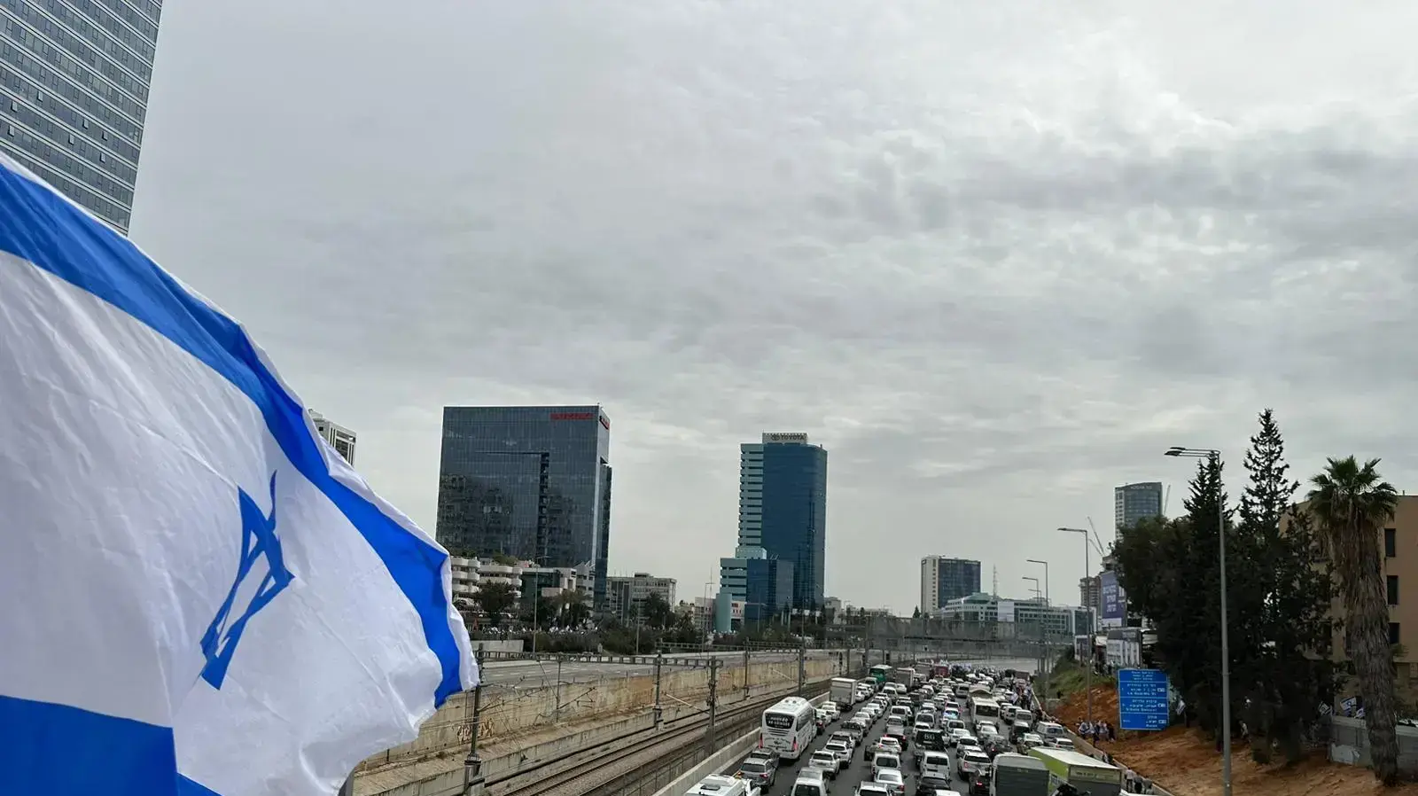 מכוניות בפקק בעקבות כביש איילון שנחסם על ידי מפגינים. 23 במרץ 2023 מכוניות בפקק בעקבות כביש איילון שנחסם על ידי מפגינים. 23 במרץ 2023
