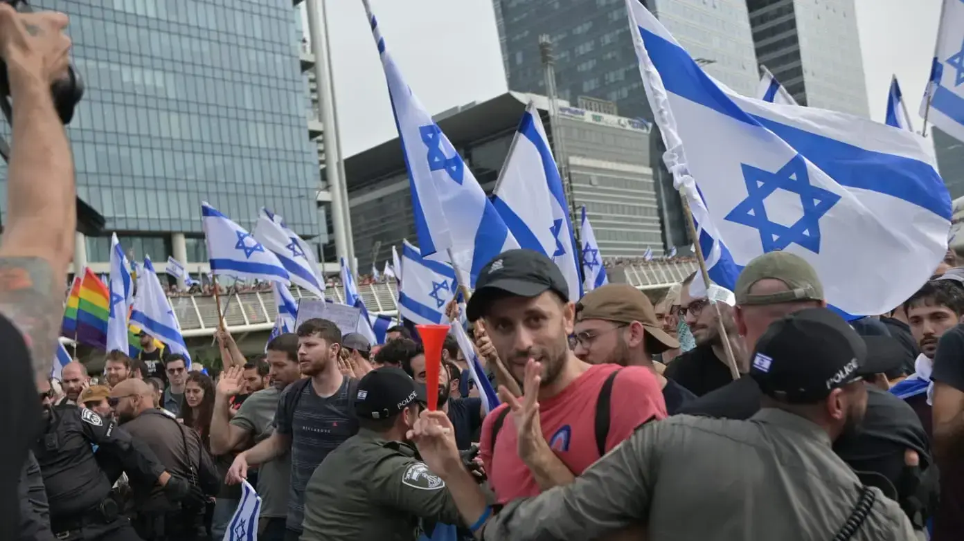 מעצרים במהלך הפגנה נגד המהפכה המשפטית, נתיבי איילון, תל אביב, 23 במרץ 2023 מעצרים במהלך הפגנה נגד המהפכה המשפטית, נתיבי איילון, תל אביב, 23 במרץ 2023