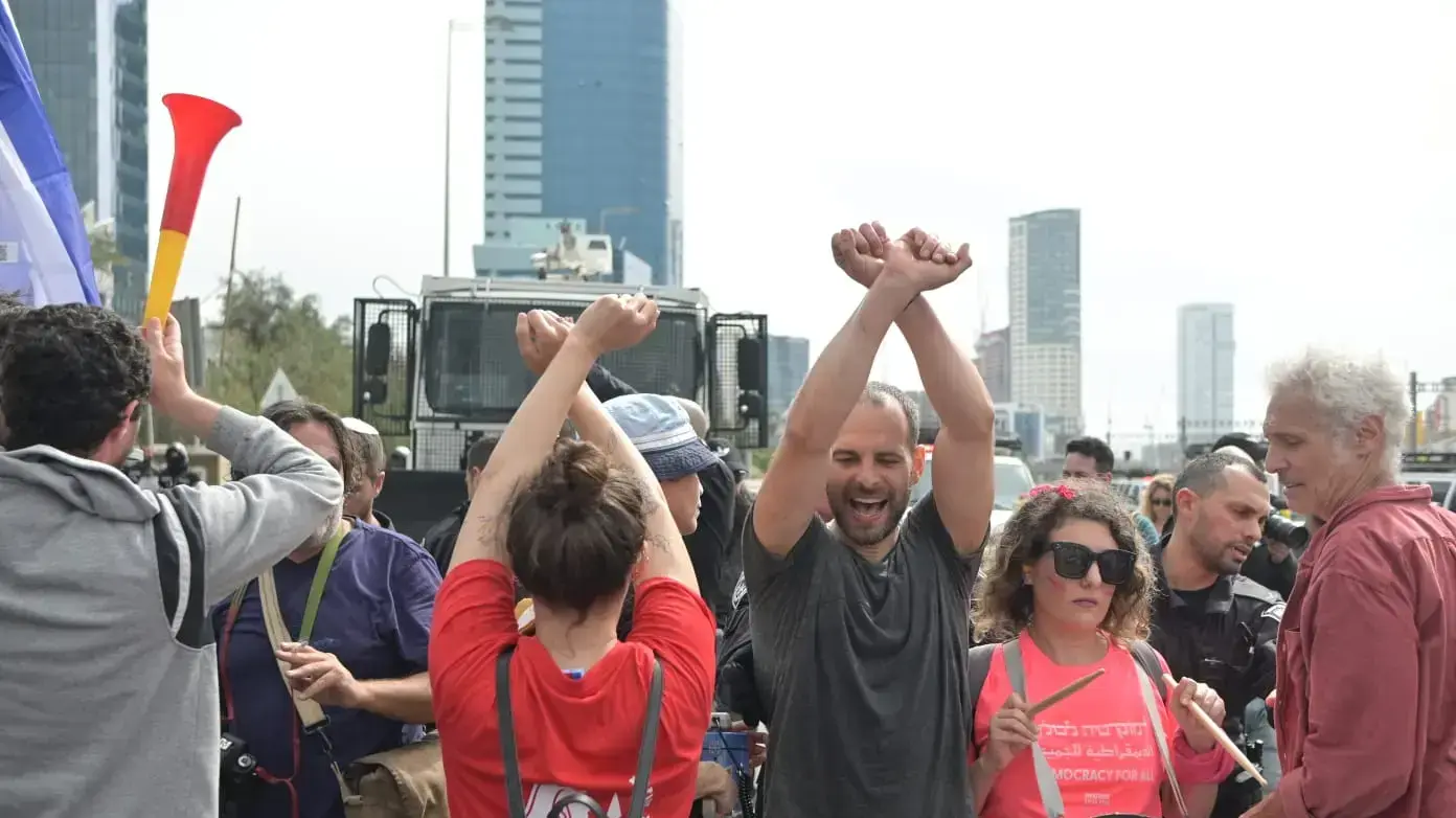 הפגנה נגד המהפכה המשפטית, נתיבי איילון, תל אביב, 23 במרץ 2023 הפגנה נגד המהפכה המשפטית, נתיבי איילון, תל אביב, 23 במרץ 2023