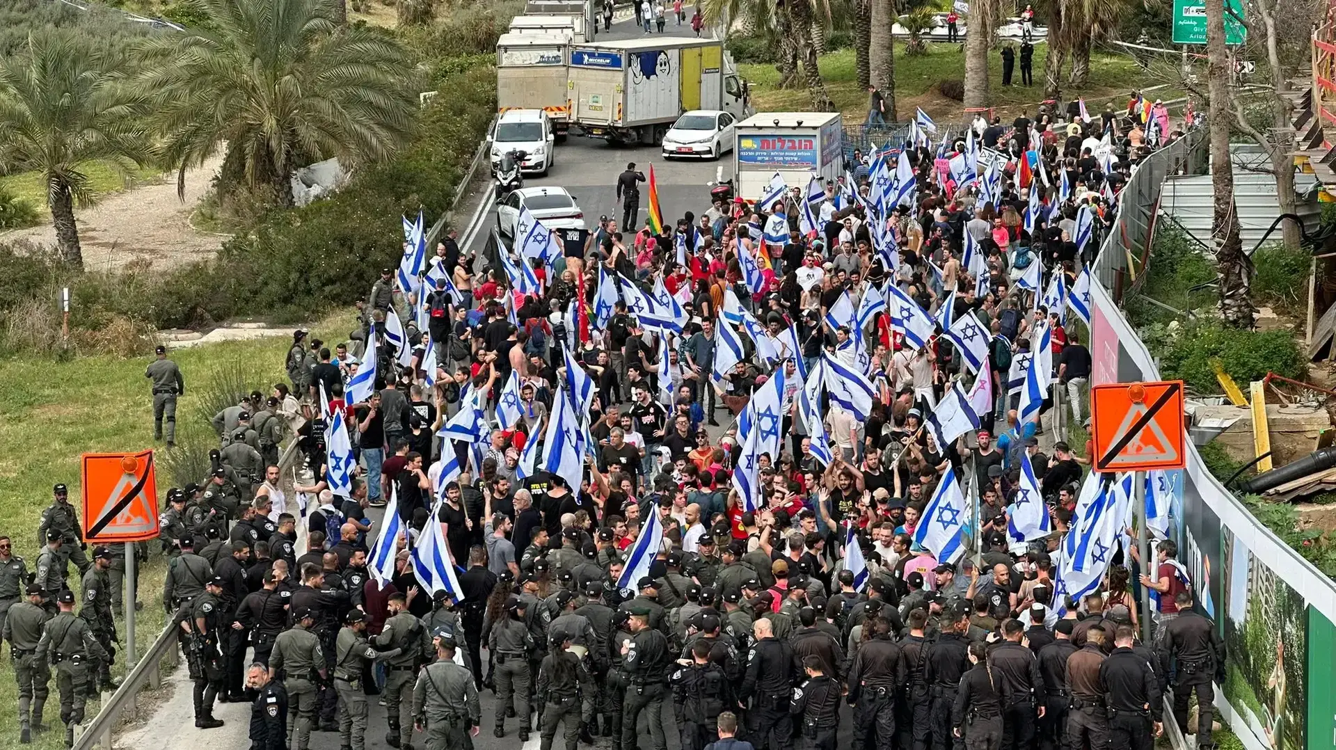 עשרות מפגינים עולים מאיילון. 23 במרץ 2023 עשרות מפגינים עולים מאיילון. 23 במרץ 2023