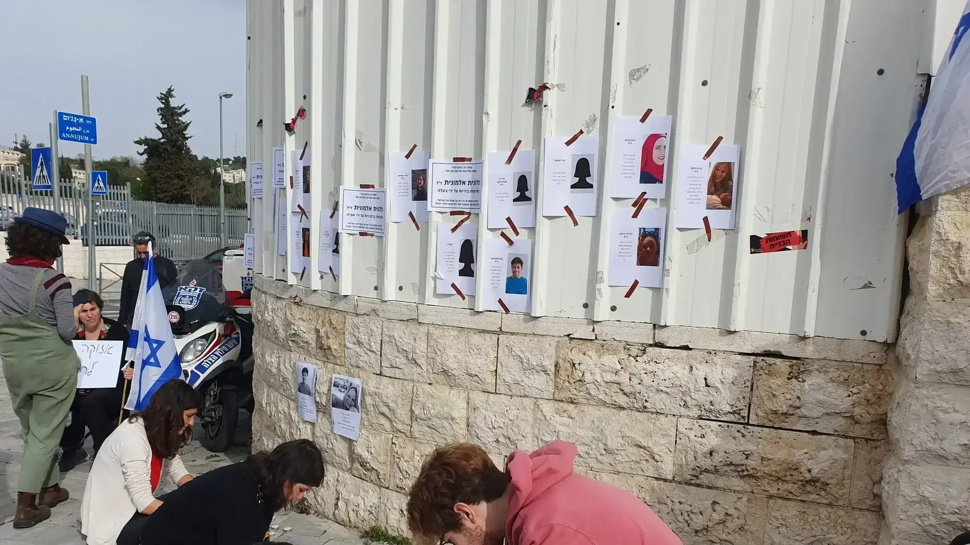 מפגינות הקימו פינת זיכרון לנשים מחוץ להרמת הכוסית של איתמר בן גביר מפגינות הקימו פינת זיכרון לנשים מחוץ להרמת הכוסית של איתמר בן גביר