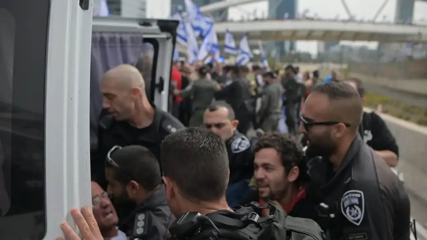 מעצר מפגין בכביש איילון. 23 במרץ 2023 מעצר מפגין בכביש איילון. 23 במרץ 2023