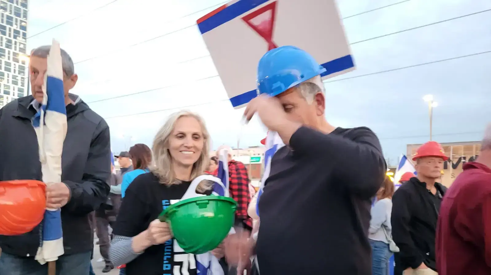 מאות מפגינים החלו להתכנס ברמת גן לקראת הצעדה שתצא משם הערב לכיוון בני ברק מאות מפגינים החלו להתכנס ברמת גן לקראת הצעדה שתצא משם הערב לכיוון בני ברק
