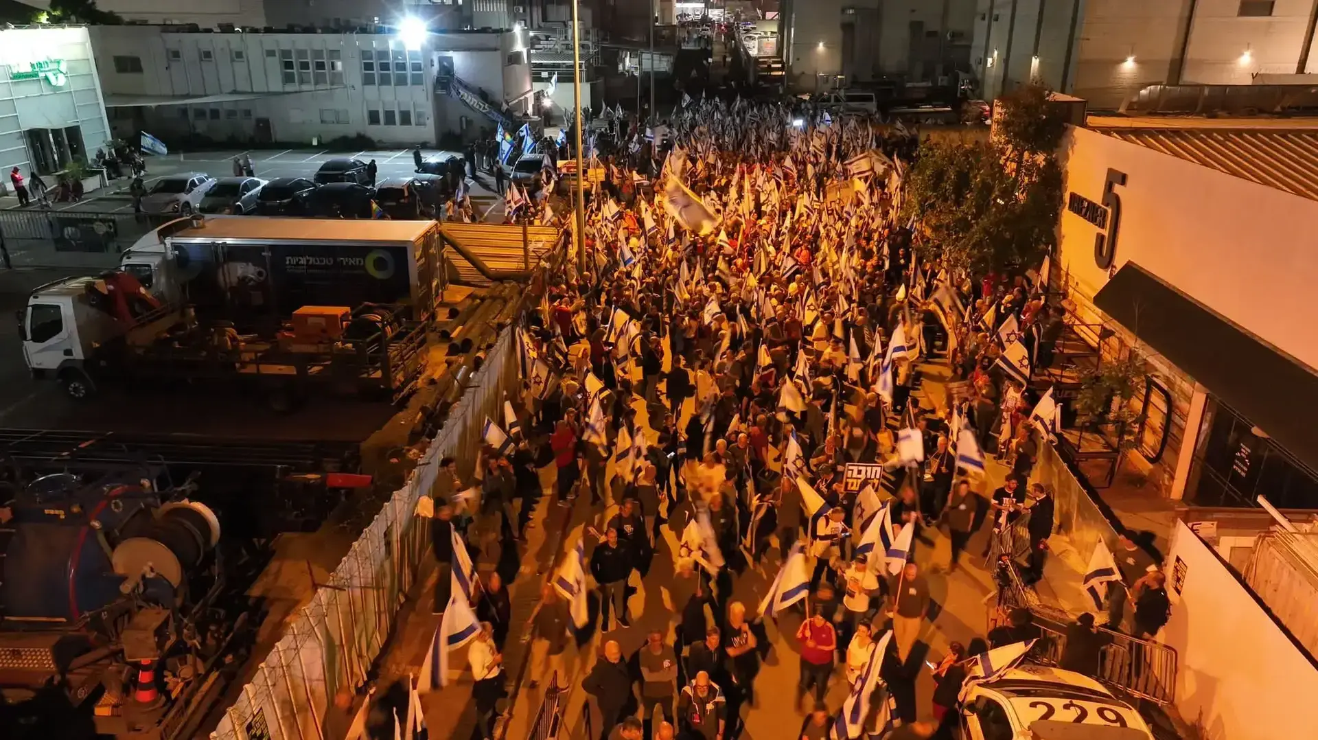 חברי מחאת המילואימניקים פרצו להרמת כוסית של מפלגת הציונות הדתית, 23 במרץ 2023 חברי מחאת המילואימניקים פרצו להרמת כוסית של מפלגת הציונות הדתית, 23 במרץ 2023
