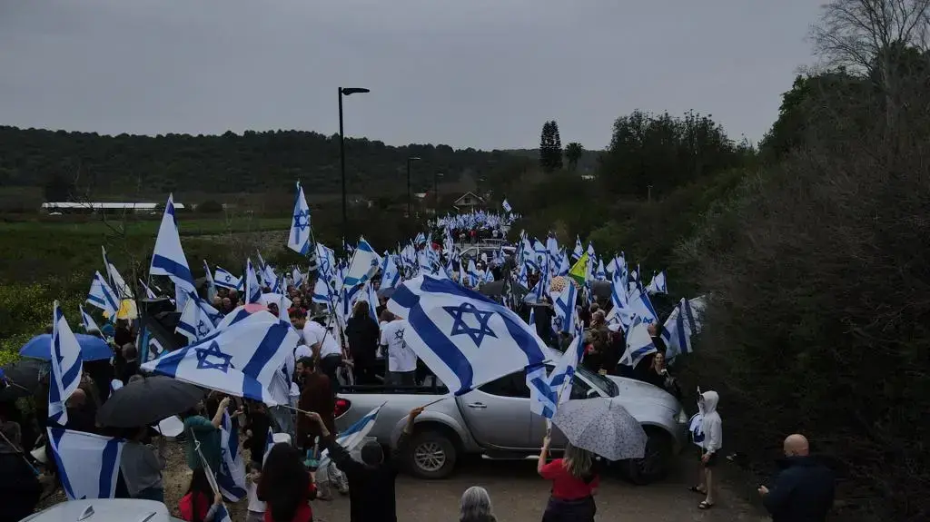 הפגנה נגד המהפכה המשפטית מול ביתו של שר הביטחון יואב גלנט במושב עמיקם, 25 במרץ 2023
