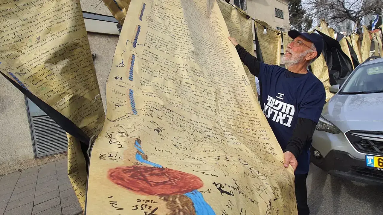 הכנות לקראת הפגנה נגד המהפכה המשפטית, קפלן ת"א, 25 במרץ 2023 הכנות לקראת הפגנה נגד המהפכה המשפטית, קפלן ת"א, 25 במרץ 2023