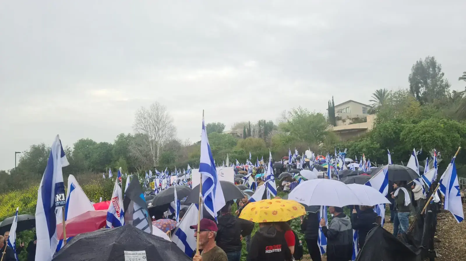 הפגנה נגד המהפכה המשפטית מול ביתו של שר הביטחון יואב גלנט במושב עמיקם, 25 במרץ 2023