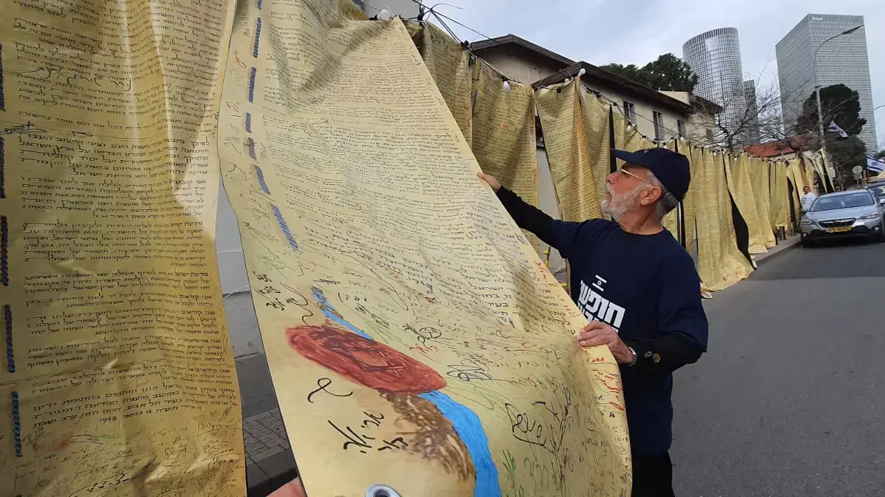 הכנות לקראת הפגנה נגד המהפכה המשפטית, קפלן ת"א, 25 במרץ 2023 הכנות לקראת הפגנה נגד המהפכה המשפטית, קפלן ת"א, 25 במרץ 2023