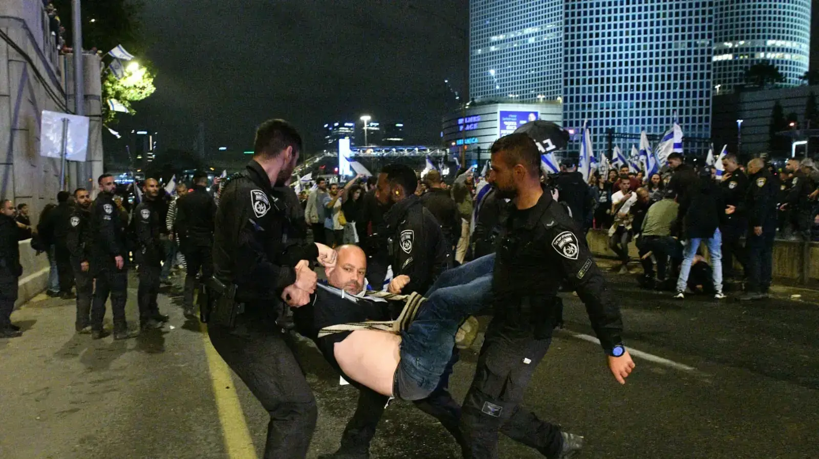 מעצרים במסגרת הפגנה נגד המהפכה המשפטית,נתיבי איילון ת"א, 25 במרץ 2023