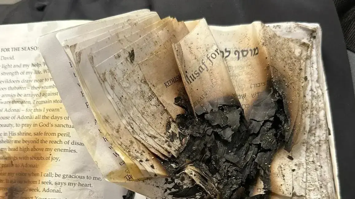 משטרת ירושלים עצרה 2 צעירים יהודים בחשד שהציתו סידורי תפילה של נשות הכותל משטרת ירושלים עצרה 2 צעירים יהודים בחשד שהציתו סידורי תפילה של נשות הכותל