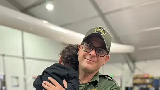 וטר משמר הגבול אמריקני עם הילד שננטש בגבול מקסיקו וטר משמר הגבול אמריקני עם הילד שננטש בגבול מקסיקו