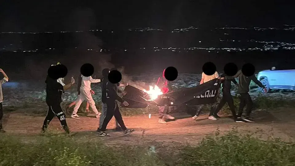שריפה של שלטי מתנגדי המהפכה המשפטית, צומת עין הנצי"ב, 25 במרץ 2023 שריפה של שלטי מתנגדי המהפכה המשפטית, צומת עין הנצי"ב, 25 במרץ 2023