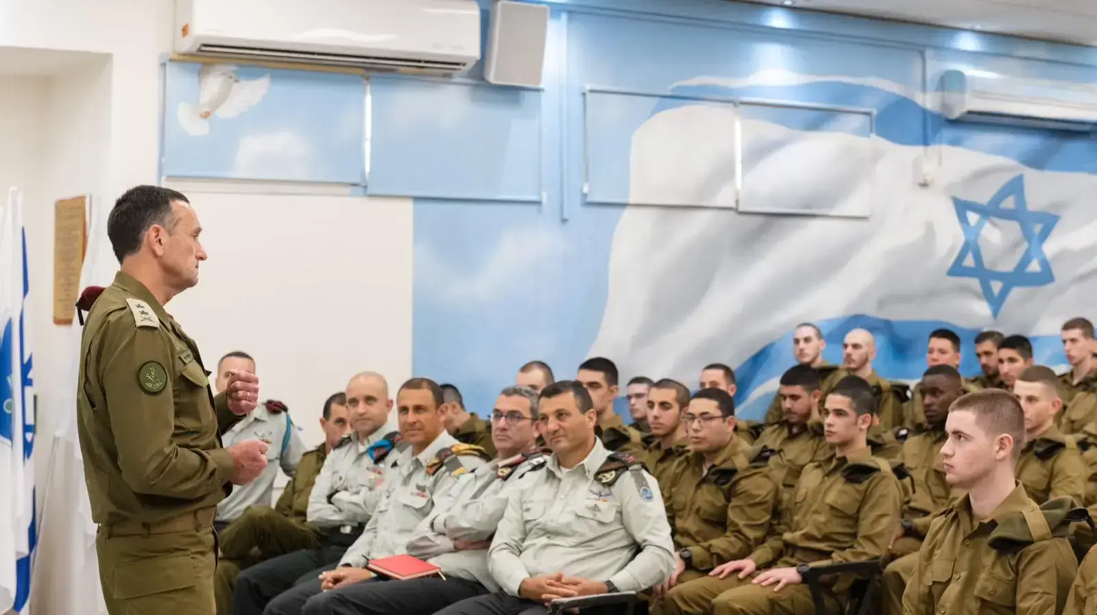ראש המטה הכללי, רב-אלוף הרצי הלוי, ביקר היום בלשכת הגיוס ׳תל השומר׳ ופגש מתגייסים ומתגייסות ללוחמה. 26 במרץ 2023
ראש המטה הכללי, רב-אלוף הרצי הלוי, ביקר היום בלשכת הגיוס ׳תל השומר׳ ופגש מתגייסים ומתגייסות ללוחמה. 26 במרץ 2023