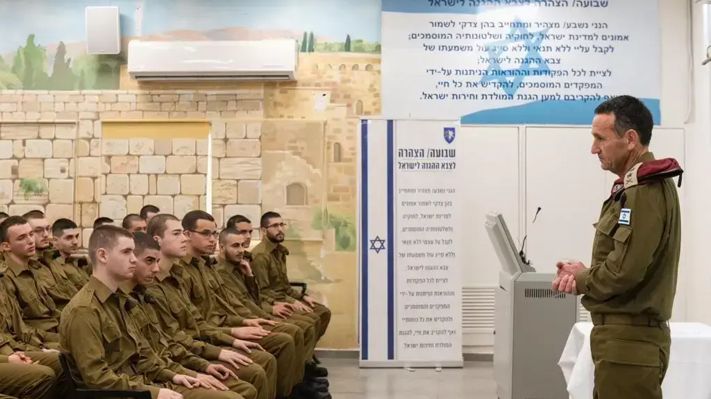ראש המטה הכללי, רב-אלוף הרצי הלוי, ביקר היום בלשכת הגיוס ׳תל השומר׳ ופגש מתגייסים ומתגייסות ללוחמה. 26 במרץ 2023
ראש המטה הכללי, רב-אלוף הרצי הלוי, ביקר היום בלשכת הגיוס ׳תל השומר׳ ופגש מתגייסים ומתגייסות ללוחמה. 26 במרץ 2023