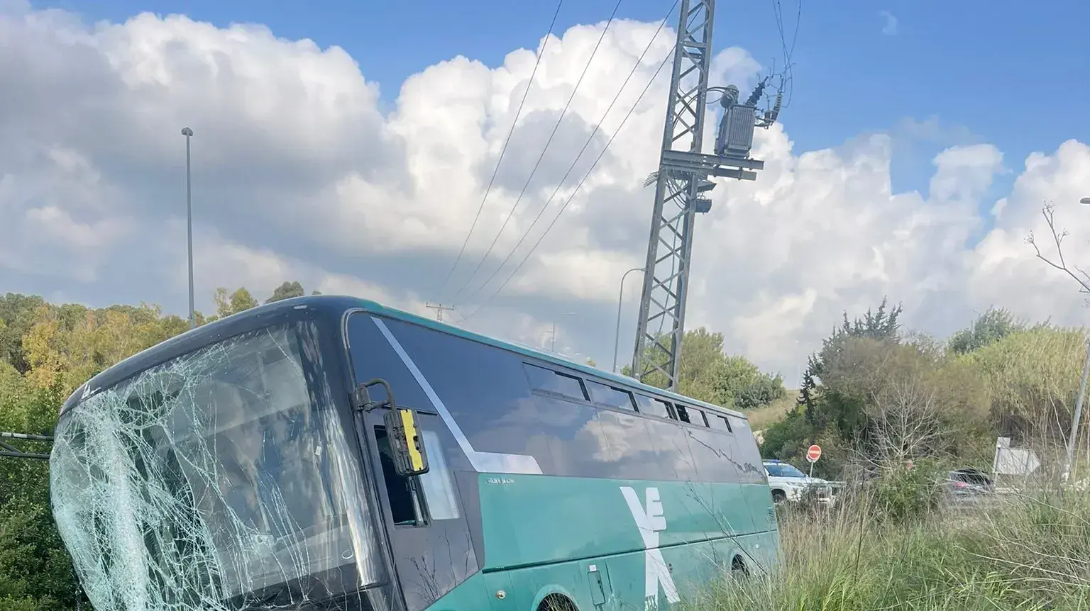 תאונת דרכים סמוך למחלף נחשון בין רכב פרטי לאוטובוס. 26 במרץ 2023