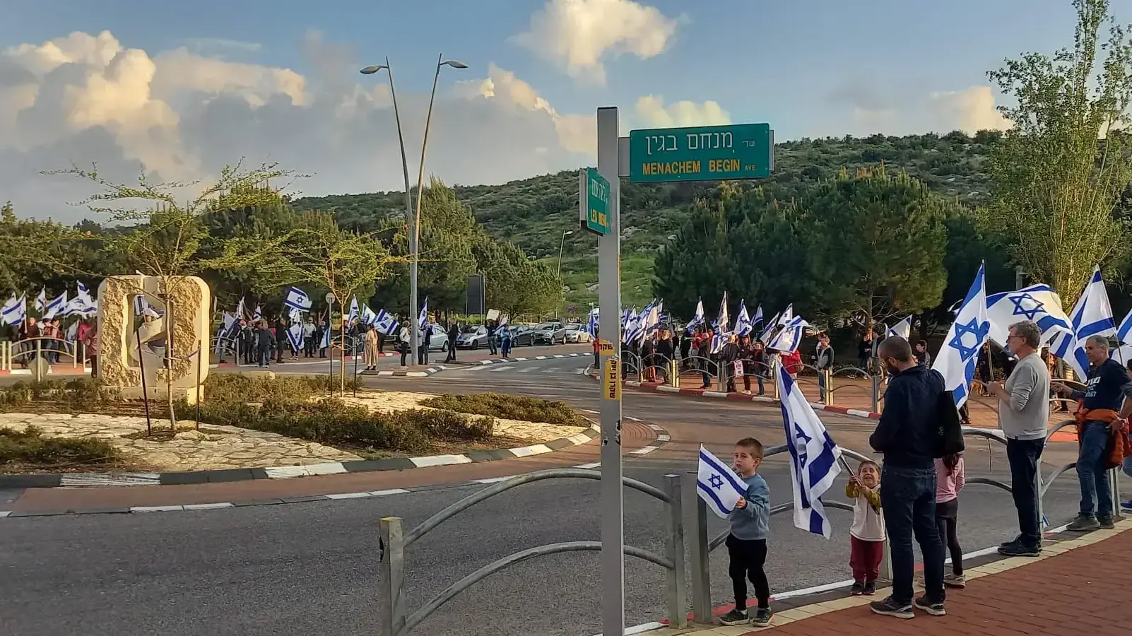 מאות מפגינים כעת מול ביתו של יריב לוין במודיעין. 26 במרץ 2023 מאות מפגינים כעת מול ביתו של יריב לוין במודיעין. 26 במרץ 2023