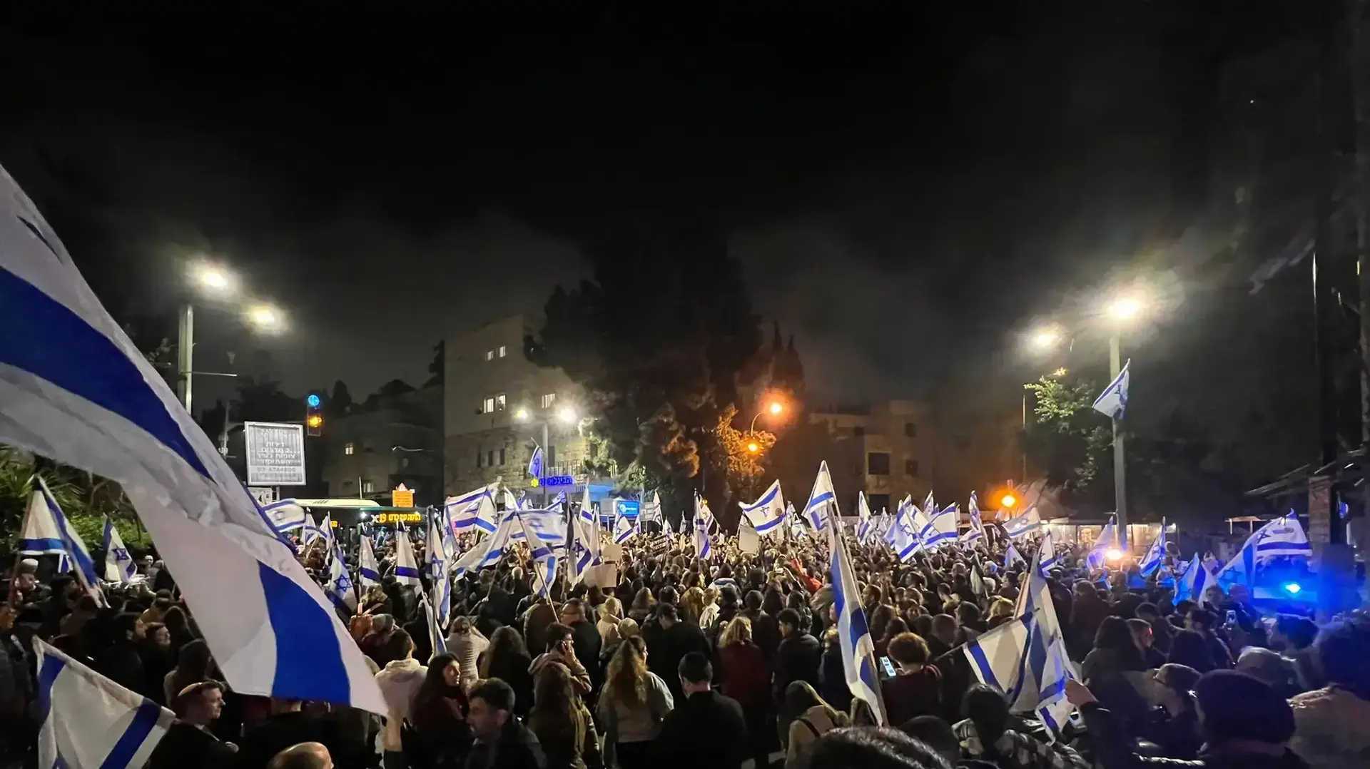 לאחר פיטורי השר גלנט - המונים נוהרים עם דגלים ברחובות ירושלים. 26 במרץ 2023 לאחר פיטורי השר גלנט - המונים נוהרים עם דגלים ברחובות ירושלים. 26 במרץ 2023