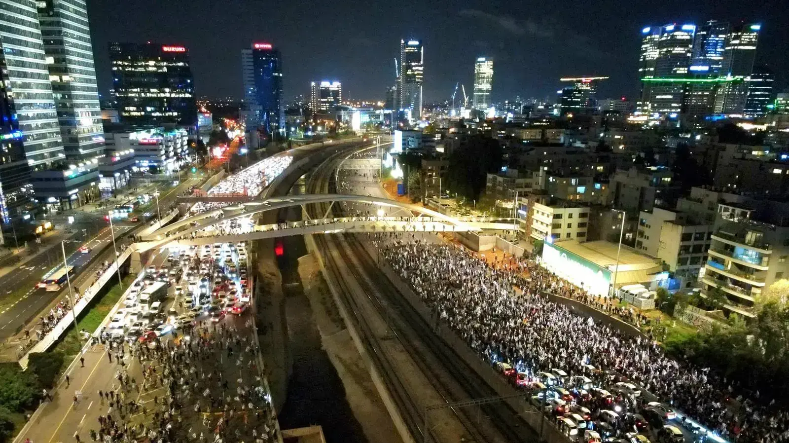 לאחר פיטורי השר גלנט יותר מאלף מפגינים הגיעו למחלף השלום. 26 במרץ 2023 לאחר פיטורי השר גלנט יותר מאלף מפגינים הגיעו למחלף השלום. 26 במרץ 2023
