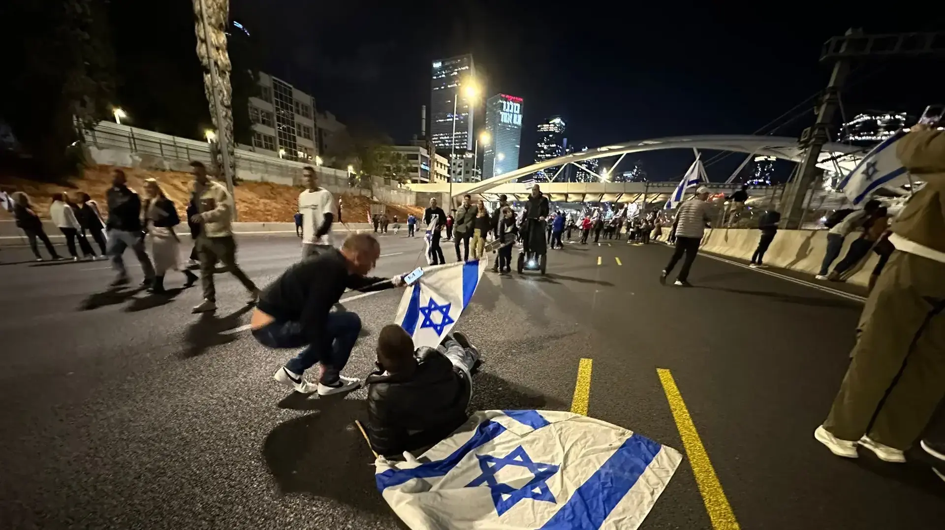 לאחר פיטורי השר גלנט יותר מאלף מפגינים הגיעו למחלף השלום. 26 במרץ 2023 לאחר פיטורי השר גלנט יותר מאלף מפגינים הגיעו למחלף השלום. 26 במרץ 2023