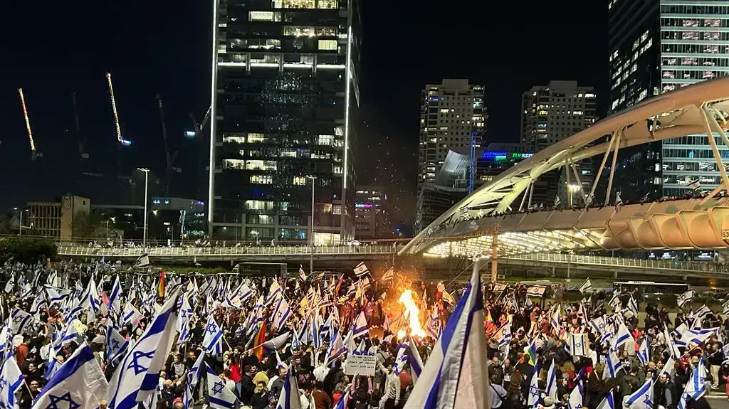 לאחר פיטורי השר גלנט יותר מאלף מפגינים הגיעו למחלף השלום. 26 במרץ 2023 לאחר פיטורי השר גלנט יותר מאלף מפגינים הגיעו למחלף השלום. 26 במרץ 2023