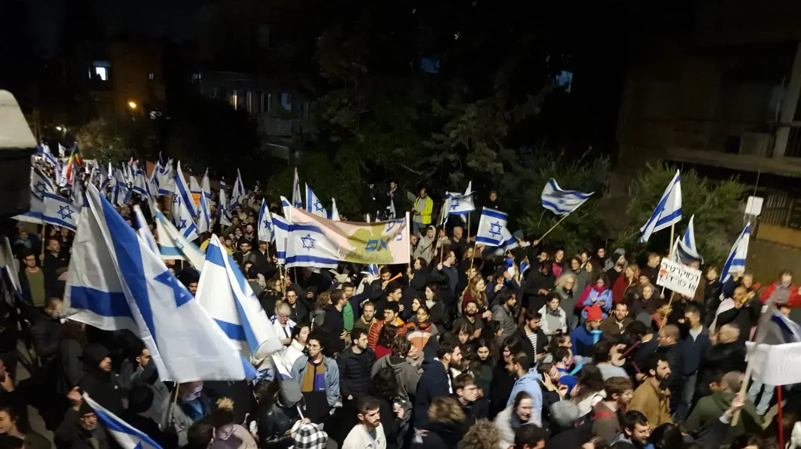 לאחר פיטורי השר גלנט המוני מפגינים מוחים מחוץ לביתו של ראש הממשלה. 26 במרץ 2023 לאחר פיטורי השר גלנט המוני מפגינים מוחים מחוץ לביתו של ראש הממשלה. 26 במרץ 2023