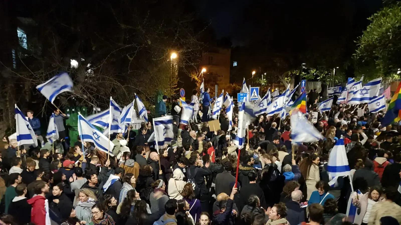 לאחר פיטורי השר גלנט המוני מפגינים מוחים מחוץ לביתו של ראש הממשלה. 26 במרץ 2023 לאחר פיטורי השר גלנט המוני מפגינים מוחים מחוץ לביתו של ראש הממשלה. 26 במרץ 2023