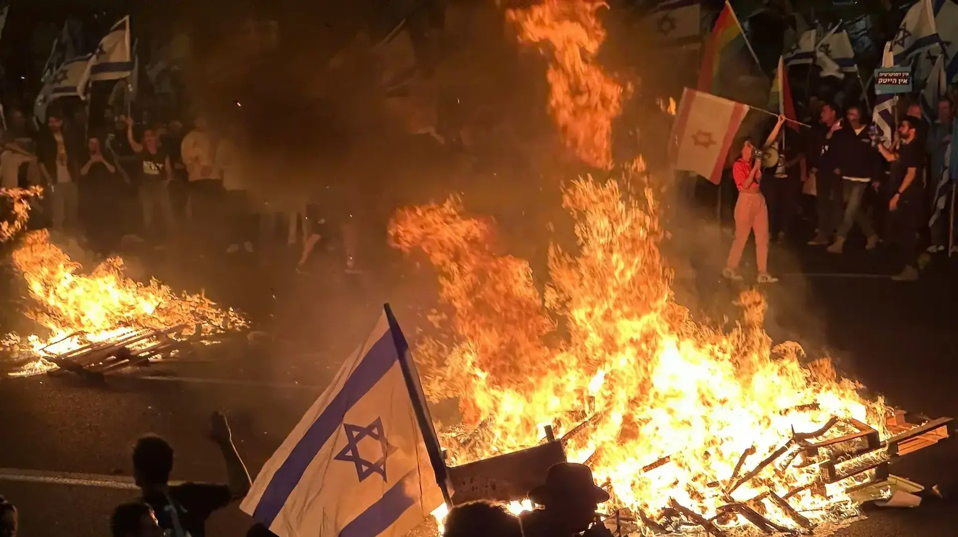 לאחר פיטורי השר גלנט יותר מאלף מפגינים הגיעו למחלף השלום. 26 במרץ 2023 לאחר פיטורי השר גלנט יותר מאלף מפגינים הגיעו למחלף השלום. 26 במרץ 2023