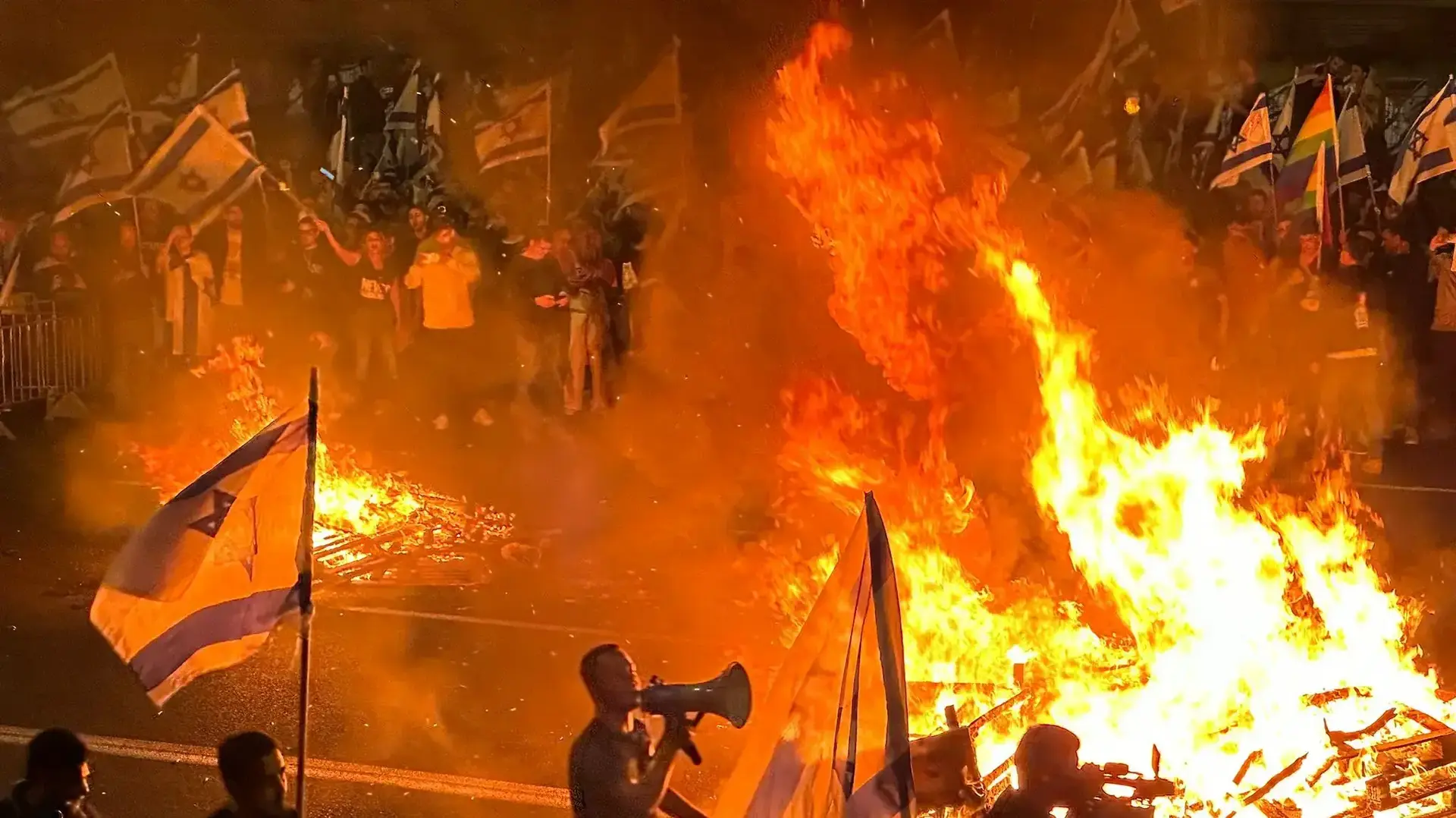 לאחר פיטורי השר גלנט יותר מאלף מפגינים הגיעו למחלף השלום. 26 במרץ 2023 לאחר פיטורי השר גלנט יותר מאלף מפגינים הגיעו למחלף השלום. 26 במרץ 2023