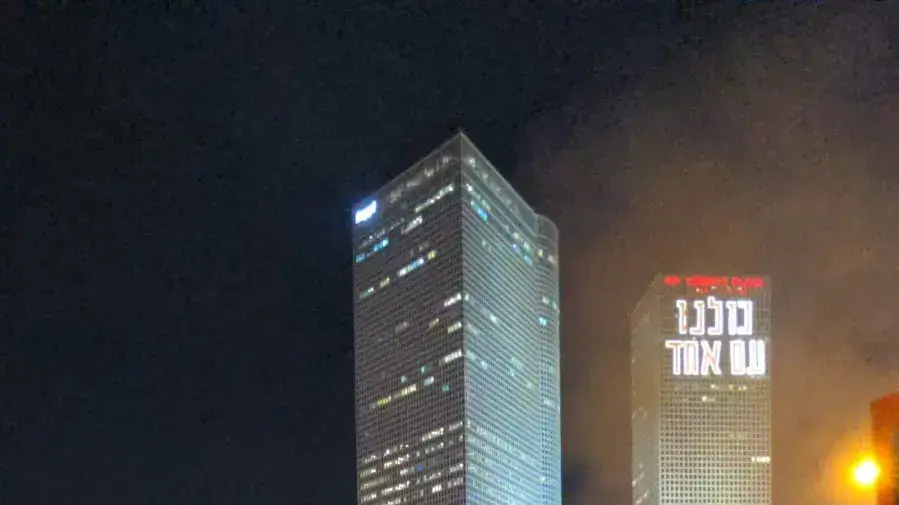 לאחר פיטורי השר גלנט יותר מאלף מפגינים הגיעו למחלף השלום. 26 במרץ 2023 לאחר פיטורי השר גלנט יותר מאלף מפגינים הגיעו למחלף השלום. 26 במרץ 2023