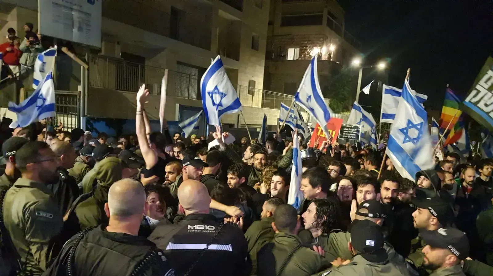 לאחר פיטורי השר גלנט המוני מפגינים מוחים מחוץ לביתו של ראש הממשלה. 26 במרץ 2023 לאחר פיטורי השר גלנט המוני מפגינים מוחים מחוץ לביתו של ראש הממשלה. 26 במרץ 2023