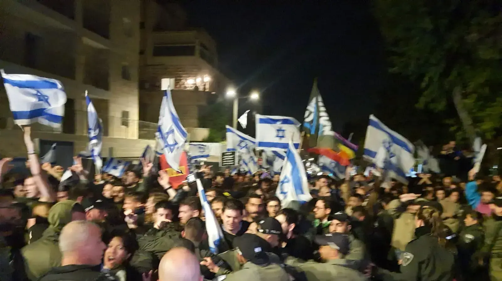 לאחר פיטורי השר גלנט המוני מפגינים מוחים מחוץ לביתו של ראש הממשלה. 26 במרץ 2023 לאחר פיטורי השר גלנט המוני מפגינים מוחים מחוץ לביתו של ראש הממשלה. 26 במרץ 2023
