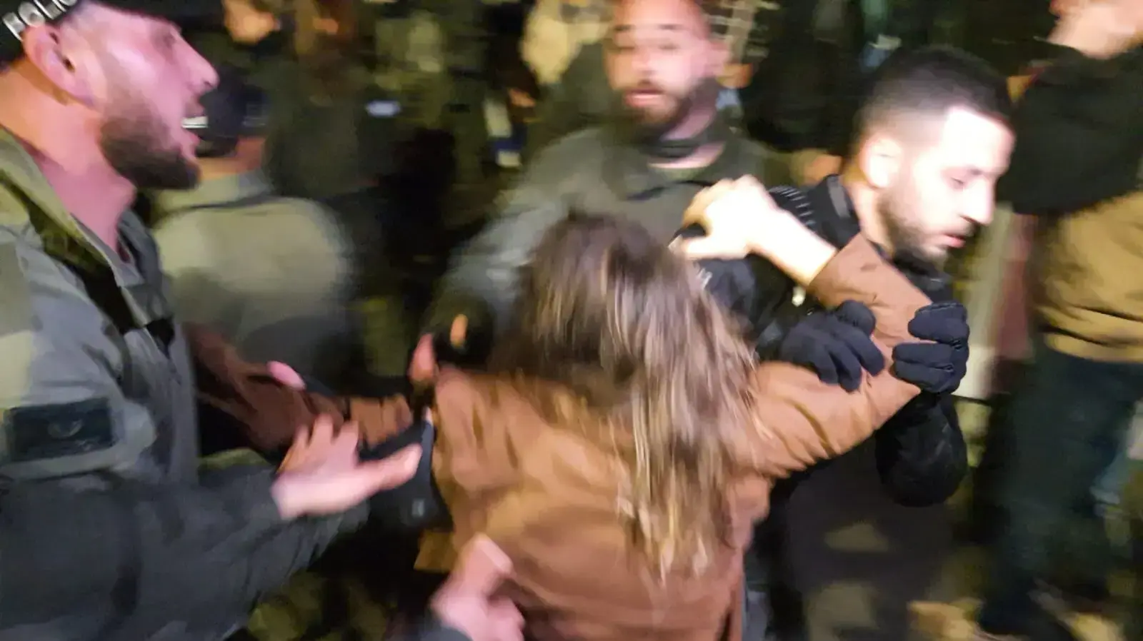 לאחר פיטורי השר גלנט המוני מפגינים מוחים מחוץ לביתו של ראש הממשלה. 26 במרץ 2023 לאחר פיטורי השר גלנט המוני מפגינים מוחים מחוץ לביתו של ראש הממשלה. 26 במרץ 2023