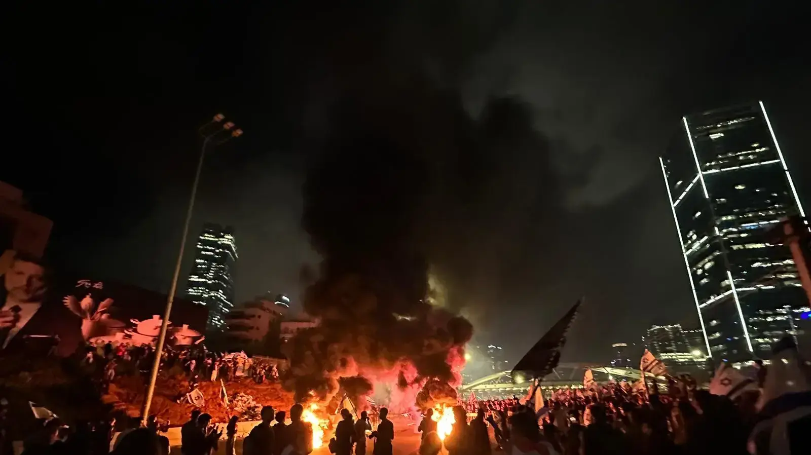 לאחר פיטורי השר גלנט, עשרות אלפי מפגינים הגיעו למחלף השלום. 26 במרץ 2023 לאחר פיטורי השר גלנט, עשרות אלפי מפגינים הגיעו למחלף השלום. 26 במרץ 2023