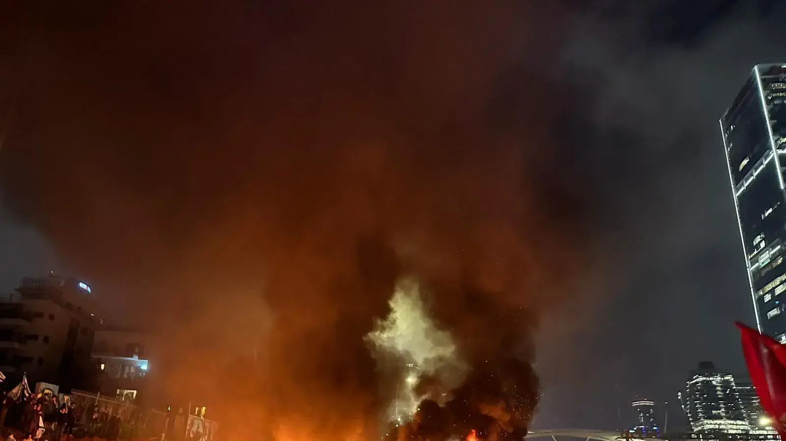 לאחר פיטורי השר גלנט יותר מאלף מפגינים הגיעו למחלף השלום. 26 במרץ 2023 לאחר פיטורי השר גלנט יותר מאלף מפגינים הגיעו למחלף השלום. 26 במרץ 2023