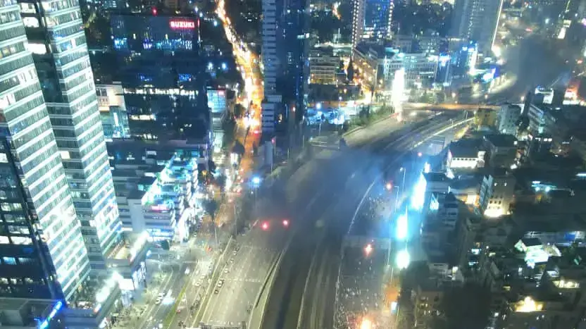 לאחר פיטורי השר גלנט עשרות אלפי מפגינים הגיעו למחלף השלום. 26 במרץ 2023 לאחר פיטורי השר גלנט עשרות אלפי מפגינים הגיעו למחלף השלום. 26 במרץ 2023