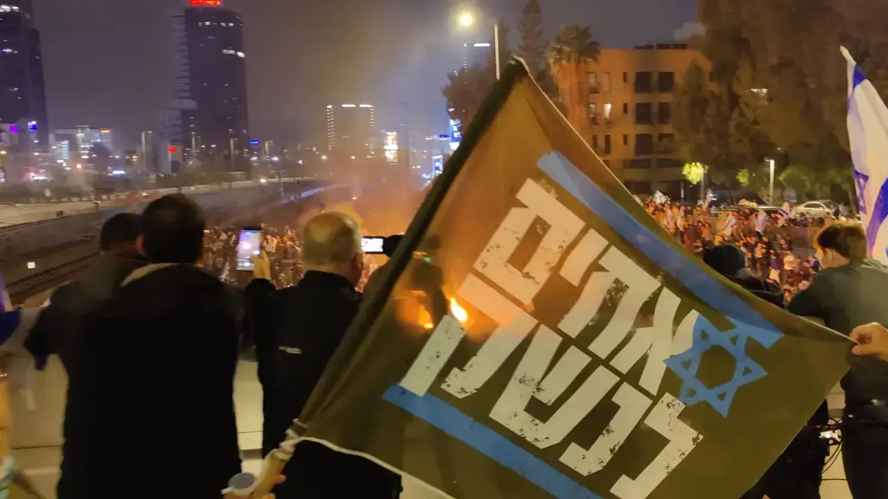 לאחר פיטורי השר גלנט עשרות אלפי מפגינים הגיעו למחלף השלום. 26 במרץ 2023 לאחר פיטורי השר גלנט עשרות אלפי מפגינים הגיעו למחלף השלום. 26 במרץ 2023