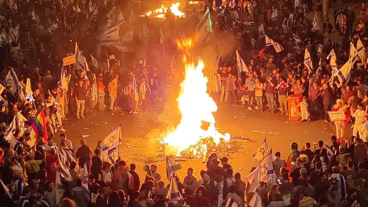 לאחר פיטורי השר גלנט עשרות אלפי מפגינים הגיעו למחלף השלום. 26 במרץ 2023 לאחר פיטורי השר גלנט עשרות אלפי מפגינים הגיעו למחלף השלום. 26 במרץ 2023