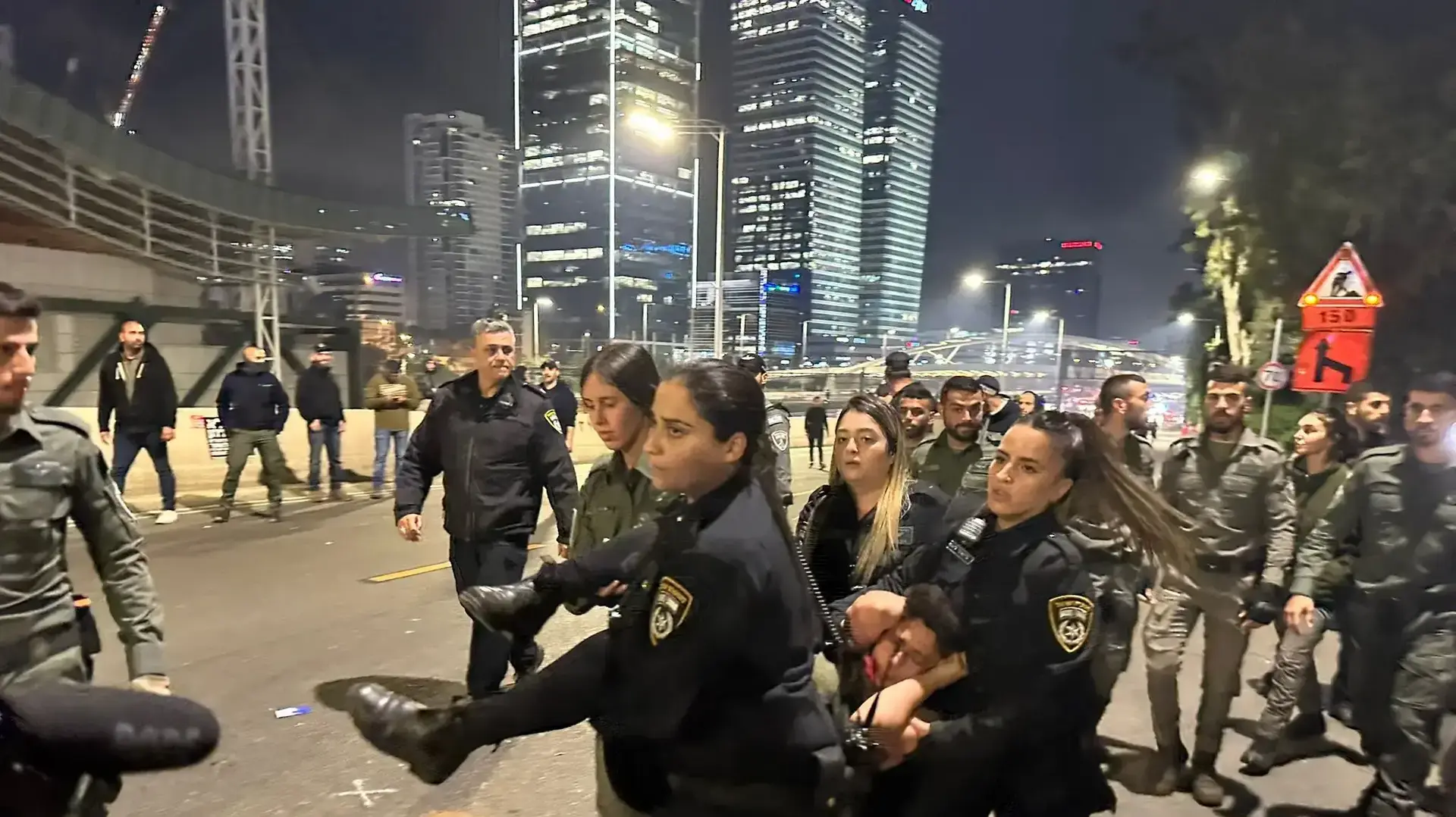 פינוי מפגינים במהלך ההפגנה באיילון בתל אביב, 27 במרץ 2023 פינוי מפגינים במהלך ההפגנה באיילון בתל אביב, 27 במרץ 2023