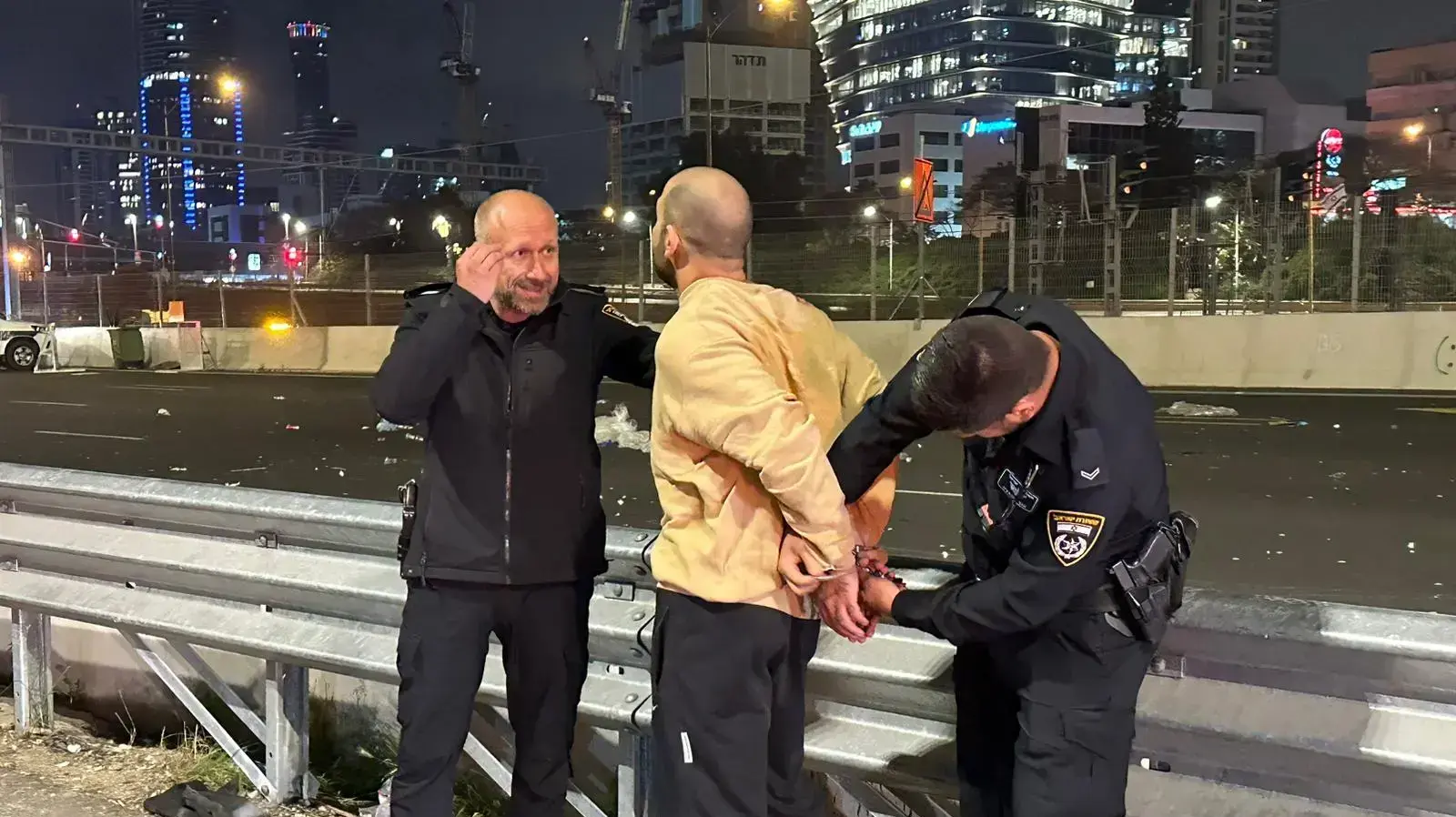 פינוי מפגינים במהלך ההפגנה באיילון בתל אביב, 27 במרץ 2023 פינוי מפגינים במהלך ההפגנה באיילון בתל אביב, 27 במרץ 2023