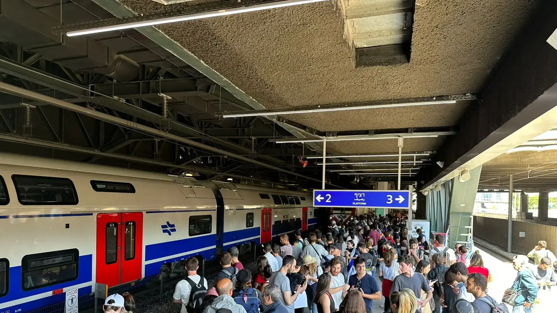 המונים מחכים בתחנת הרכבת לנסוע להפגין בירושלים נגד המהפכה המשפטית. 27 במרץ 2023 המונים מחכים בתחנת הרכבת לנסוע להפגין בירושלים נגד המהפכה המשפטית. 27 במרץ 2023