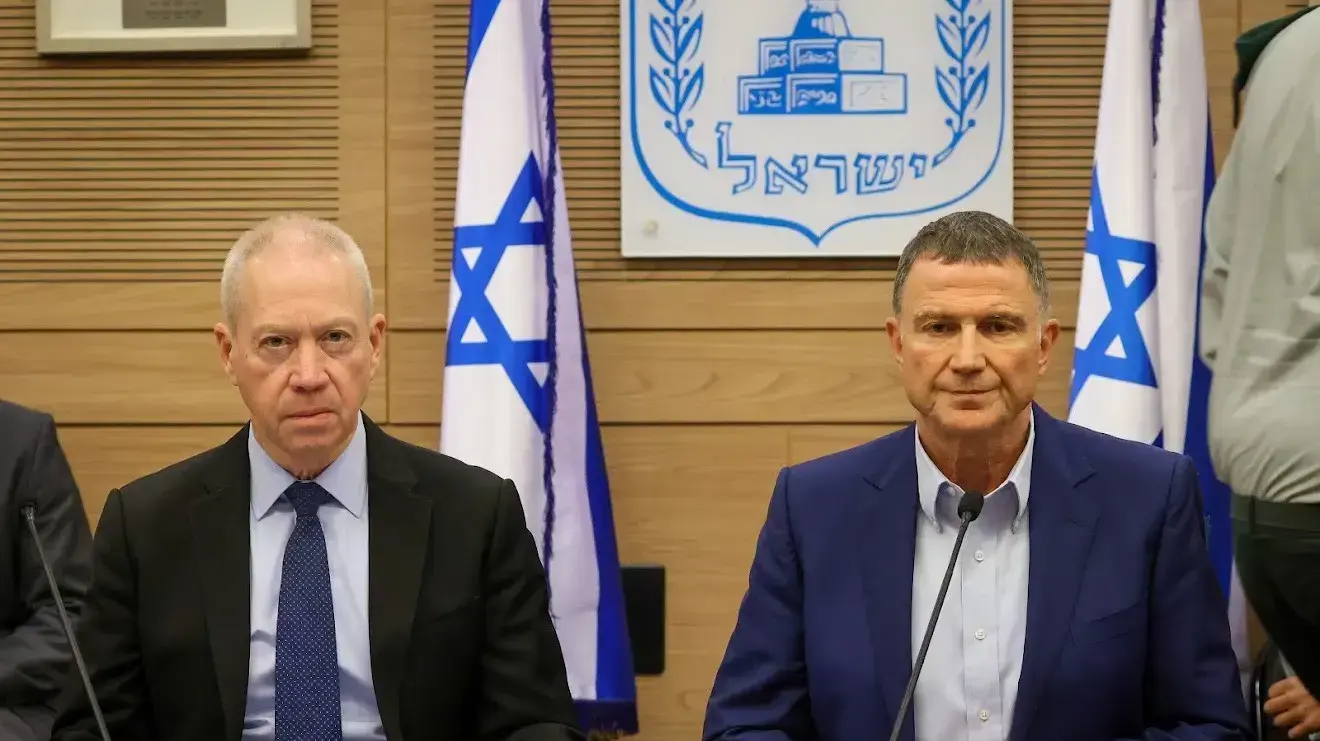 יו"ר ועדת חוץ וביטחון יולי אדלשטיין ושר הביטחון יואב גלנט בישיבת הוועדה בכנסת, 27 במרץ 2023 יו"ר ועדת חוץ וביטחון יולי אדלשטיין ושר הביטחון יואב גלנט בישיבת הוועדה בכנסת, 27 במרץ 2023